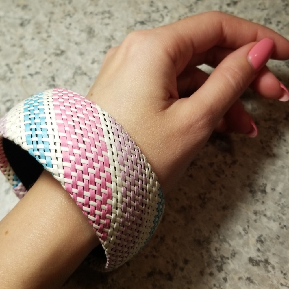 🌸❄ NWOT Pastel Colored Bracelet